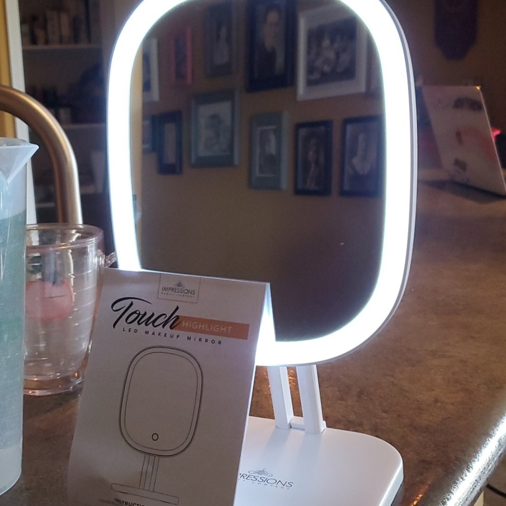 NWOB IMPRESSIONS LED touch light mirror